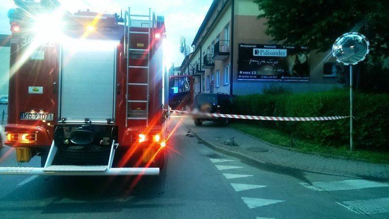 Nowy Sącz: na ul. Kazimierza Wielkiego samochód wypadł z drogi i uderzył w budynek mieszkalny