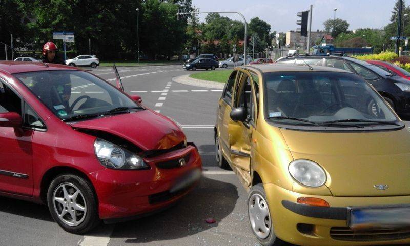 Nowy Sącz: Zderzenie dwóch samochodów osobowych na Rondzie Solidarności