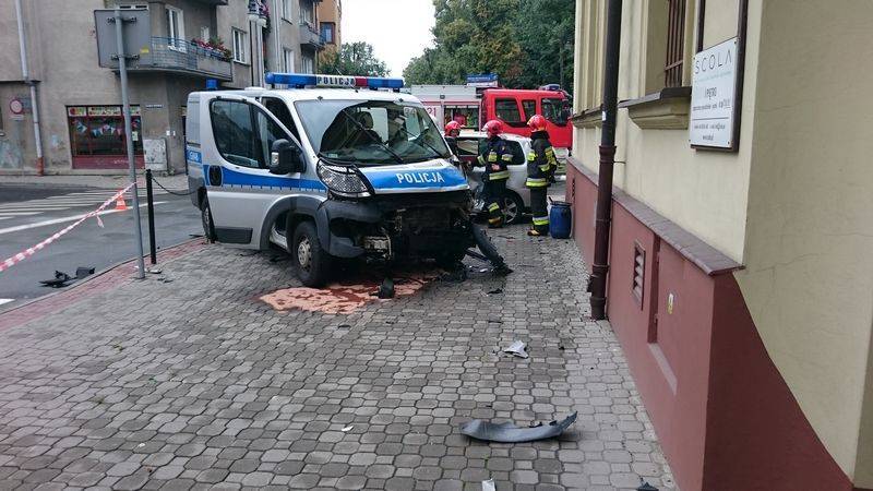 Nowy Sącz: Zderzenie samochodu osobowego z radiowozem na ul. Jagiellońskiej