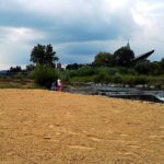Mini plaża na rzece Kamienica przy hali sportowej MOSiR – źródło: UM Nowego Sącza