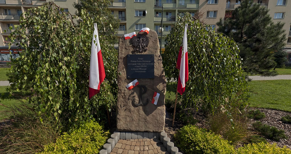 Pomnik Polskiego Państwa Podziemnego przy al. Batorego w Nowym Sączu - źródło: google.pl