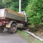 Nowy Sącz: Samochód ciężarowy wypadł z drogi na ul Barskiej - fot. KM PSP w Nowym Sączu