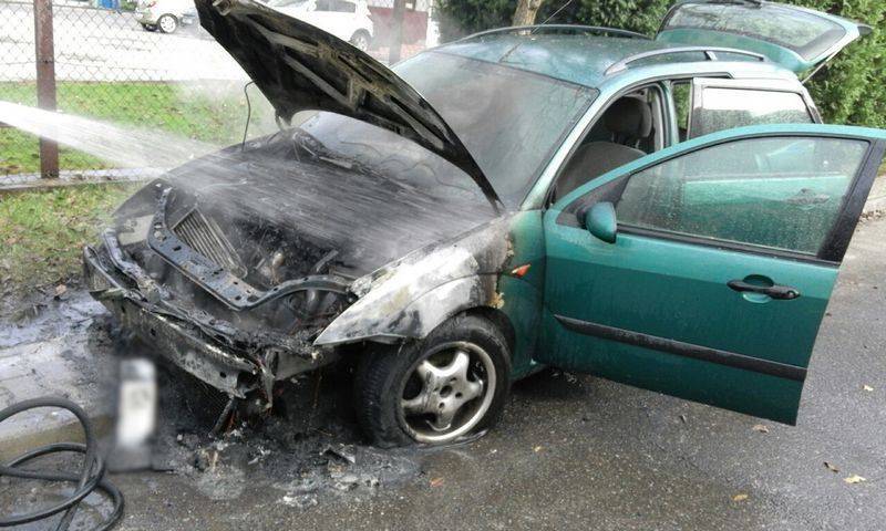 Nowy Sącz: Pożar samochodu na ul. Rzemieślniczej - fot. KM PSP w Nowym Sączu