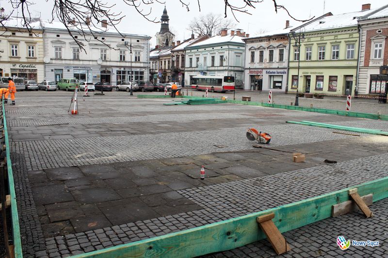 Prace przy przygotowaniu otwartego lodowiska na sądeckim Rynku – fot. www.nowysacz.pl
