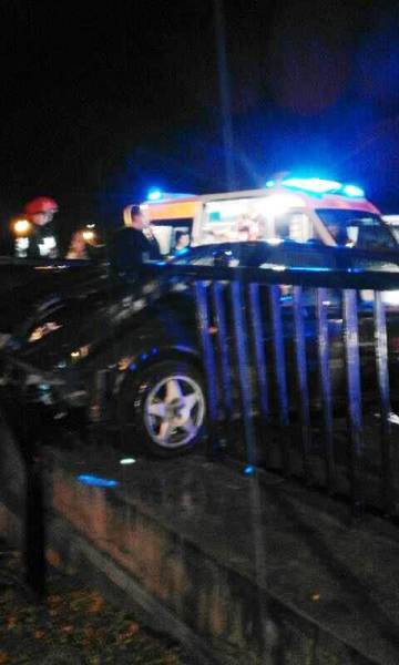 Nowy Sącz: Samochód osobowy uderzył w barierkę mostu na ul. Lwowskiej