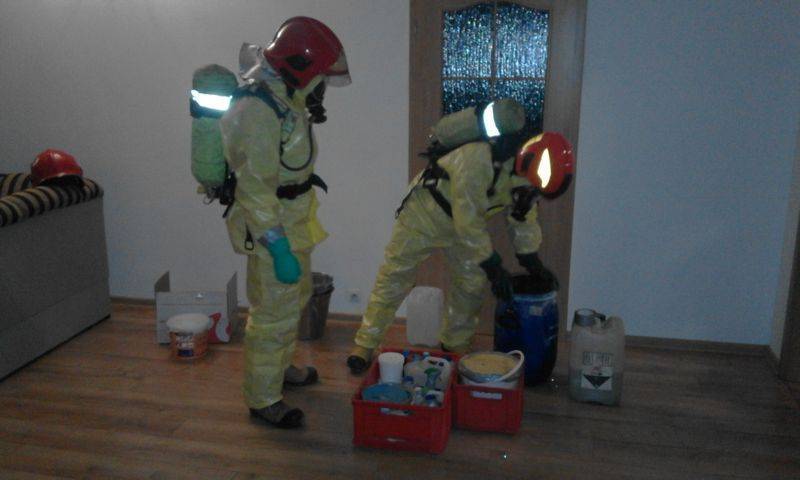 Polna: Eksperymenty chemiczne w budynku mieszkalnym, cztery osoby trafiły do szpitala