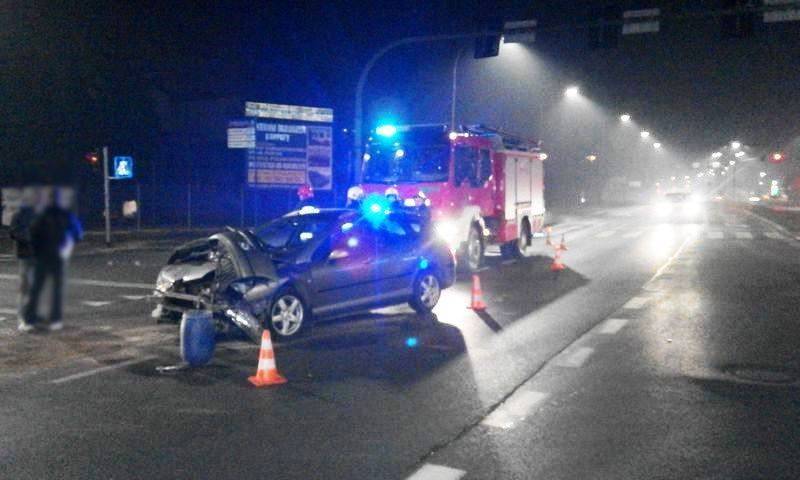 Zderzenie dwóch samochodów osobowych na skrzyżowaniu ul. Nadbrzeżnej i Prażmowskiego – fot. KM PSP w Nowym Sączu