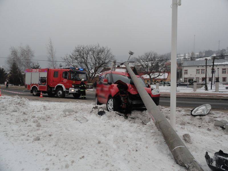 Łabowa: Samochód uderzył w latarnię uliczną