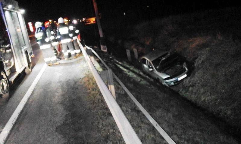 Tęgoborze: Skoda wpadła do rowu, dziecko zostało zabrane do szpitala - Fot. KM PSP w Nowym Sączu