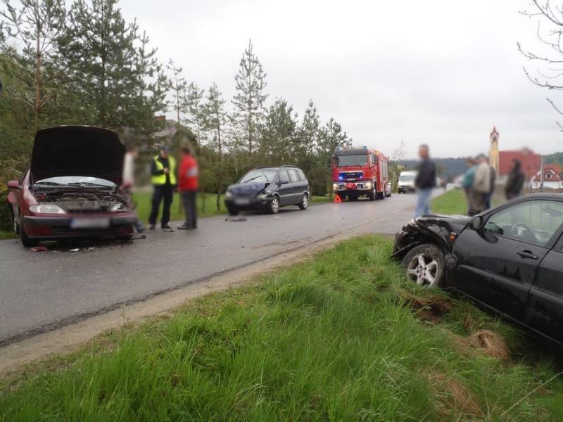 Naszacowice: Zderzenie trzech samochodów osobowych, dwie osoby trafiły do szpitala