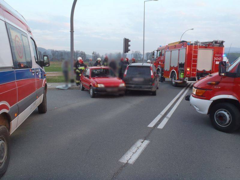 Stary Sącz: Zderzenie dwóch samochodów osobowych, jedna osoba trafiła do szpitala