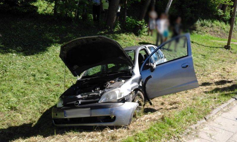 Kurów: Opel wypadł z drogi, dwie osoby trafiły do szpitala