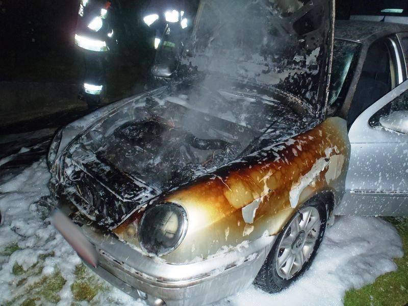 Pożar samochodu osobowego na ul. Rycerskiej - Fot. KM PSP w Nowym Sączu