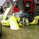 Corvette roztrzaskana o drzewo - Fot. KM PSP w Nowym Sączu