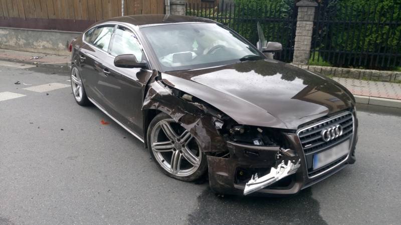 Nowy Sącz: Zderzenie Opla i Audi na ul. Paderewskiego – dwie poszkodowne osoby