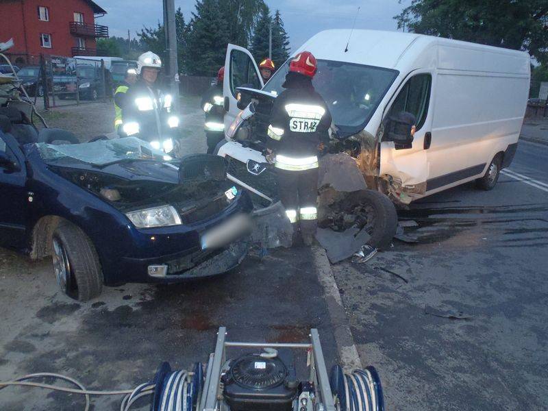 Zderzanie busa z osobówką na ul. Węgierskiej - Fot. KMPSP Nowy Sącz
