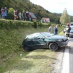 Zabrzeż: Renault wypadł z drogi