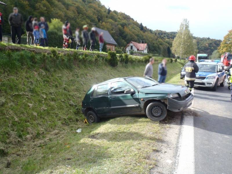Zabrzeż: Renault wypadł z drogi, jedna osoba poszkodowana