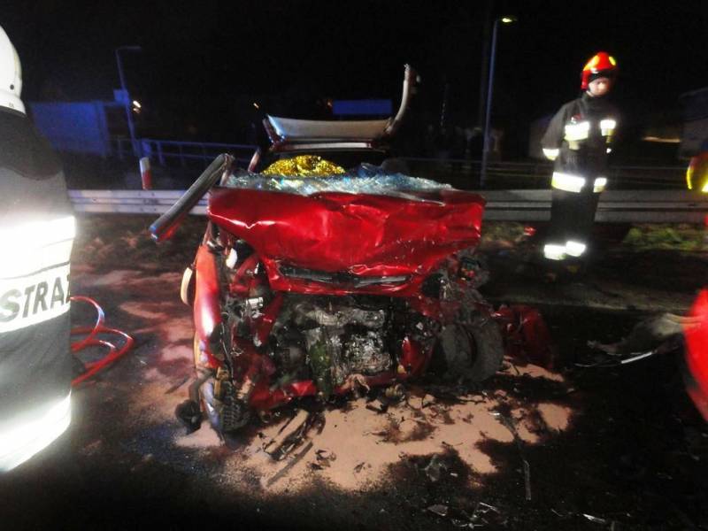 Milik: Czołowe zderzenie dwóch samochodów osobowych