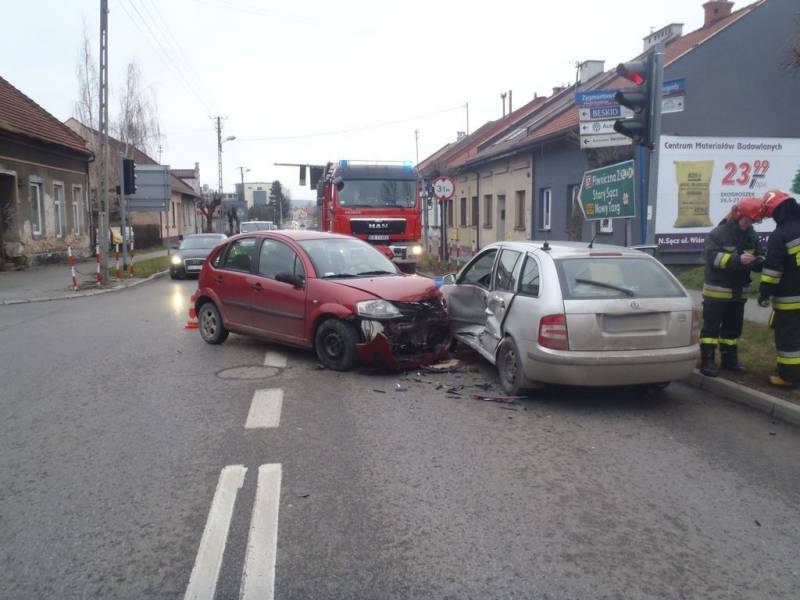 Zderzenie dwóch samochodów na skrzyżowaniu ul. Zygmuntowskiej i Kunegundy