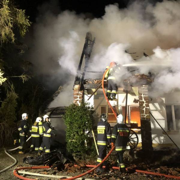 Dąbrowa: Pożar domu jednorodzinnego i garażu