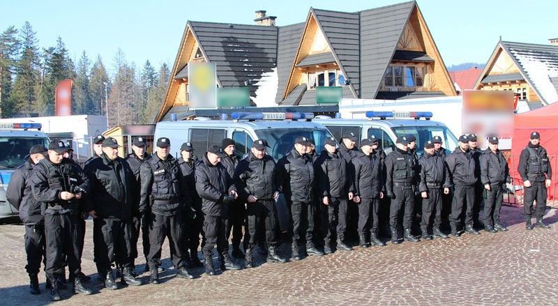 Policjanci z Nowego Sącza podczas zabezpieczenia zawodów Pucharu Świata w skokach narciarskich