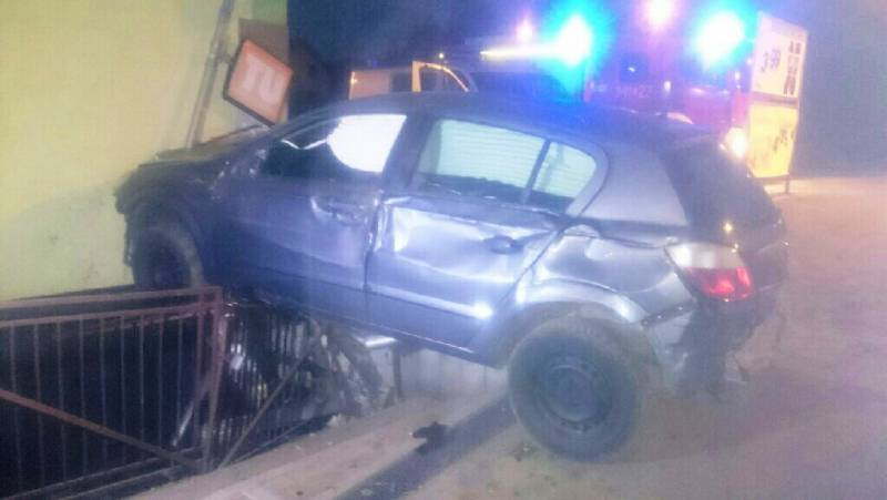 Nowy Sącz: Samochód wypadł z drogi i uderzył sklep na ul. Lwowskiej
