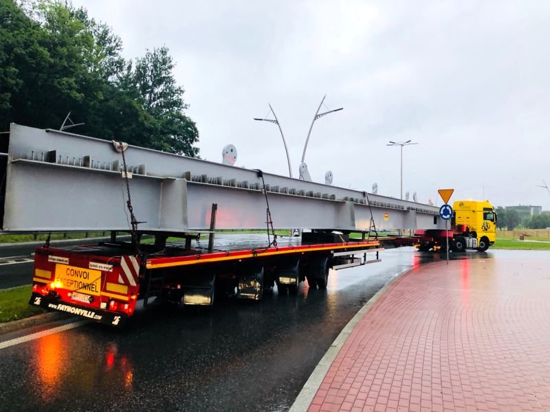 Pierwsze elementy konstrukcji nowego Mostu Heleńskiego dotarły na plac budowy - fot. UMNS