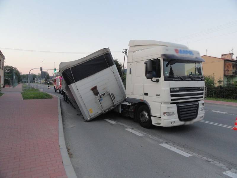 Łabowa: Od ciężarówki odłączyła się naczepa