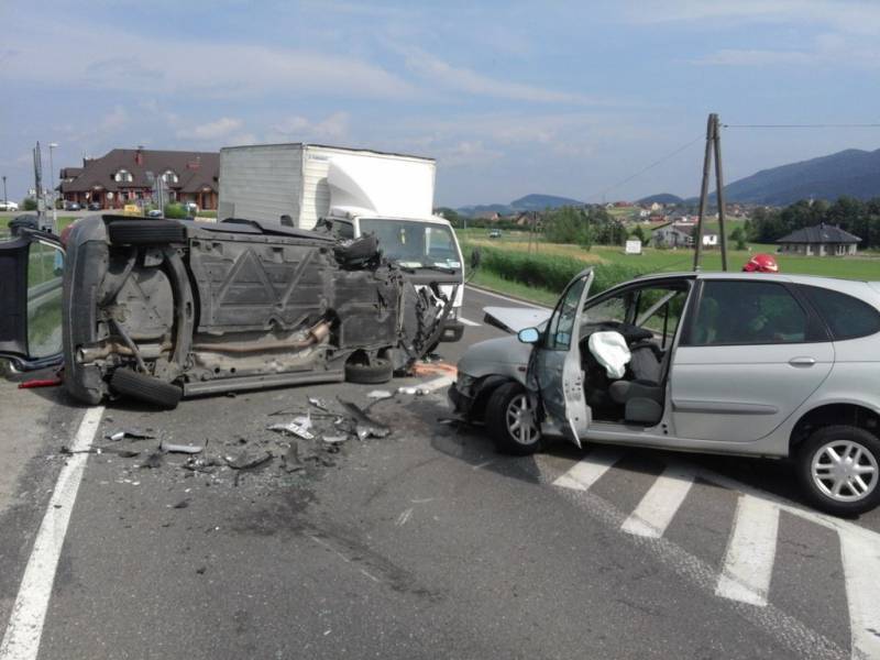 Ptaszkowa: Zderzenie trzech samochodów, dwie osoby zostały poszkodowane