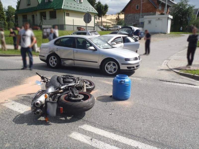 Zderzenie samochodu osobowego i motocykla we Frycowej