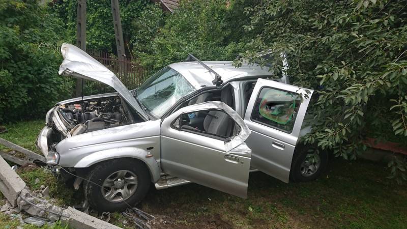 Świniarsko – Samochód uderzył w słup i ogrodzenie