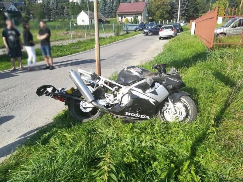 Nowy Sącz: Zderzenie samochodu osobowego i motocykla kierowca trafił do szpitala