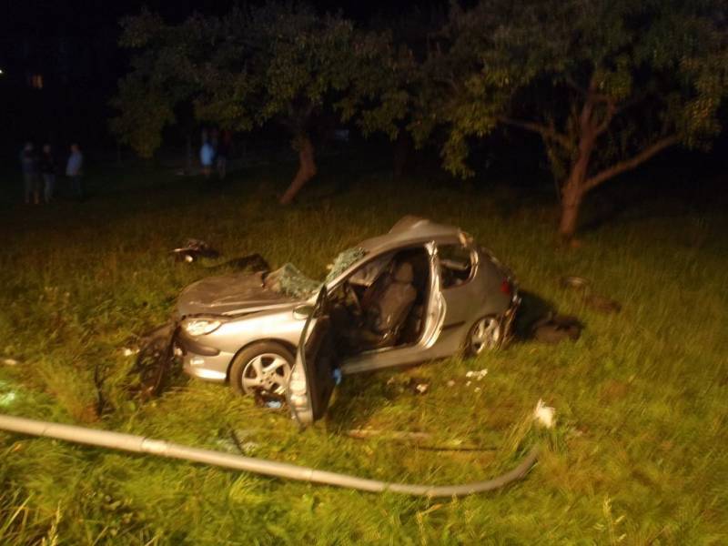 Nawojowa: Osobowy Peugeot wypadł z drogi