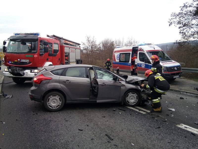 Zderzenie dwóch samochodów osobowych na DK nr 75 w Wielopolu, jedna osoba została poszkodowana