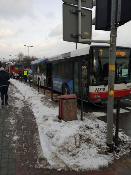 Nowy Sącz: Zderzenie samochodu osobowego i autobusu na  ul. Królowej Jadwigi