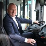 Prezydent Nowego Sącza Ludomir Handzel za kierownicą autobusu MPK - foto. UMNS