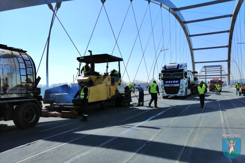 Układanie asfaltu na nowym moście - foto. UM NS