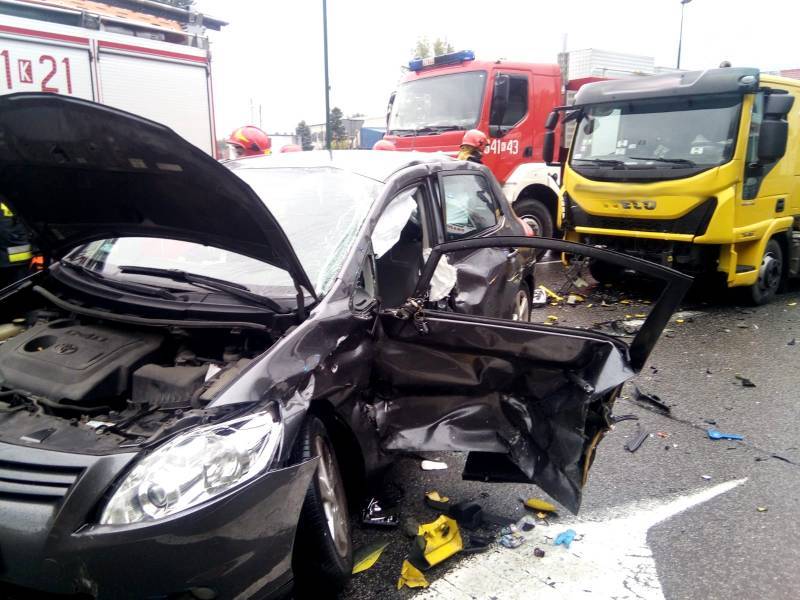 Nowy Sącz: Zderzenie samochodu osobowego i lawety na ul. Królowej Jadwigi