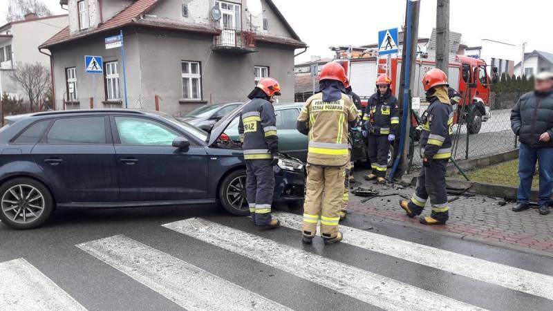 Zderzenie dwóch samochodów na ul. Paderewskiego - fot. KMPSP Nowy Sącz