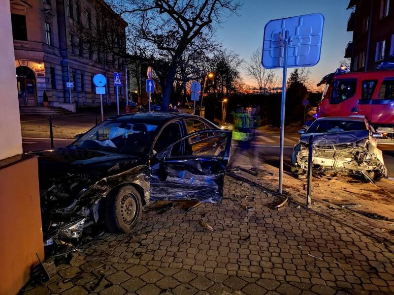 Zderzenie dwóch osobówek na skrzyżowaniu ul. Jagielloński i Mickiewicza - fot. KMPSP Nowy Sącz
