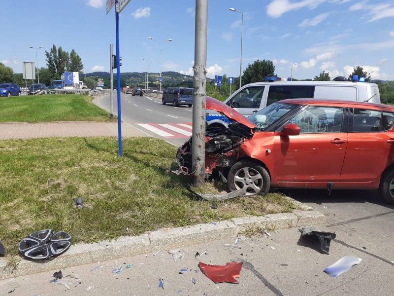 Zderzenie dwóch samochodów osobowych na Rondzie Solidarności - fot. KMPSP Nowy Sącz