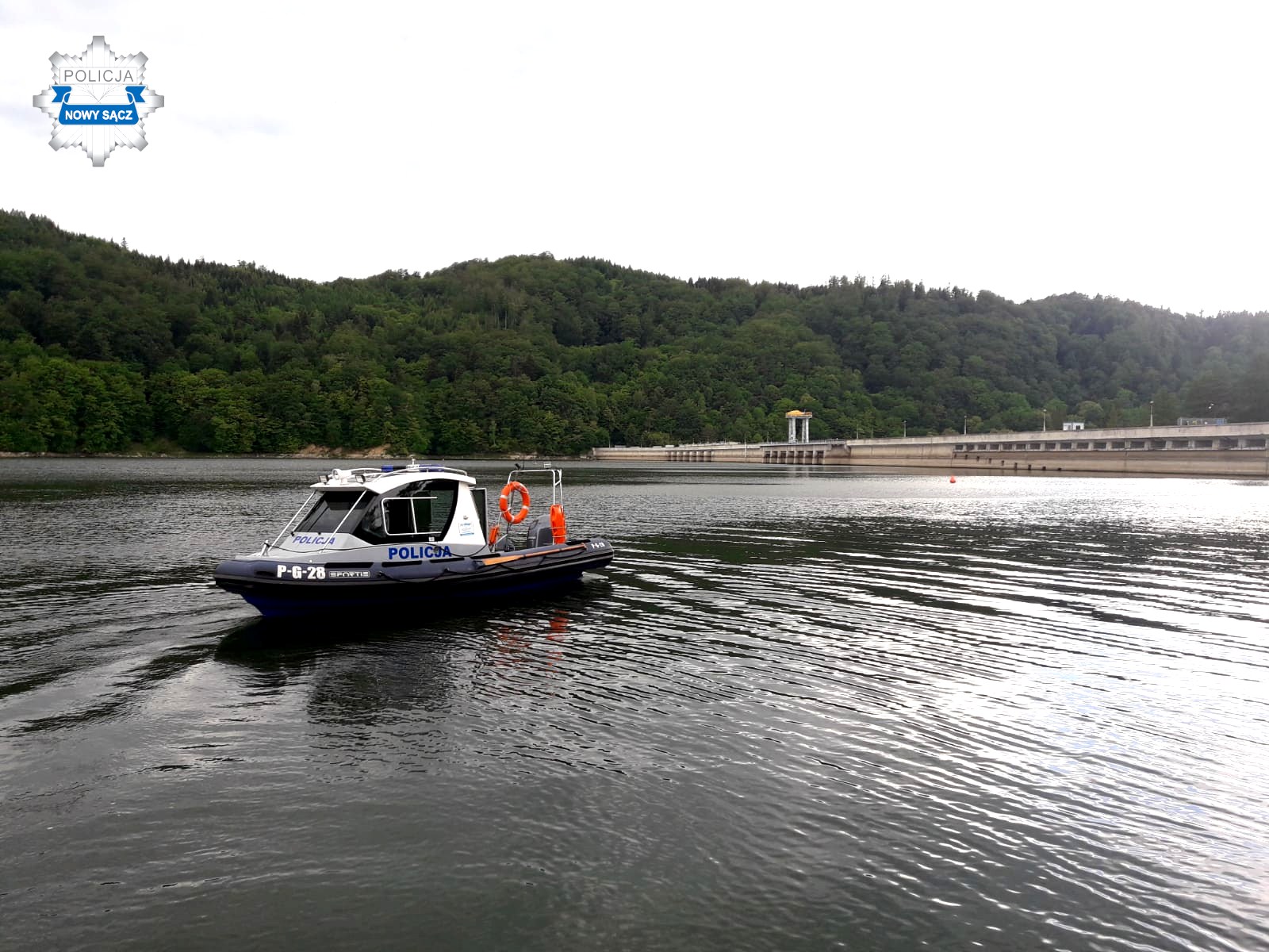 Policyjny patrol na wodzie w rejonie zapory na Jeziorze Rożnowskim - fot. KMP Nowy Sącz