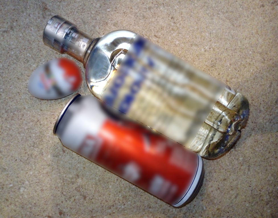 zdjęcie ilustracyjne - butelka z alkoholem, puszka piwa i czekoladowe jajko