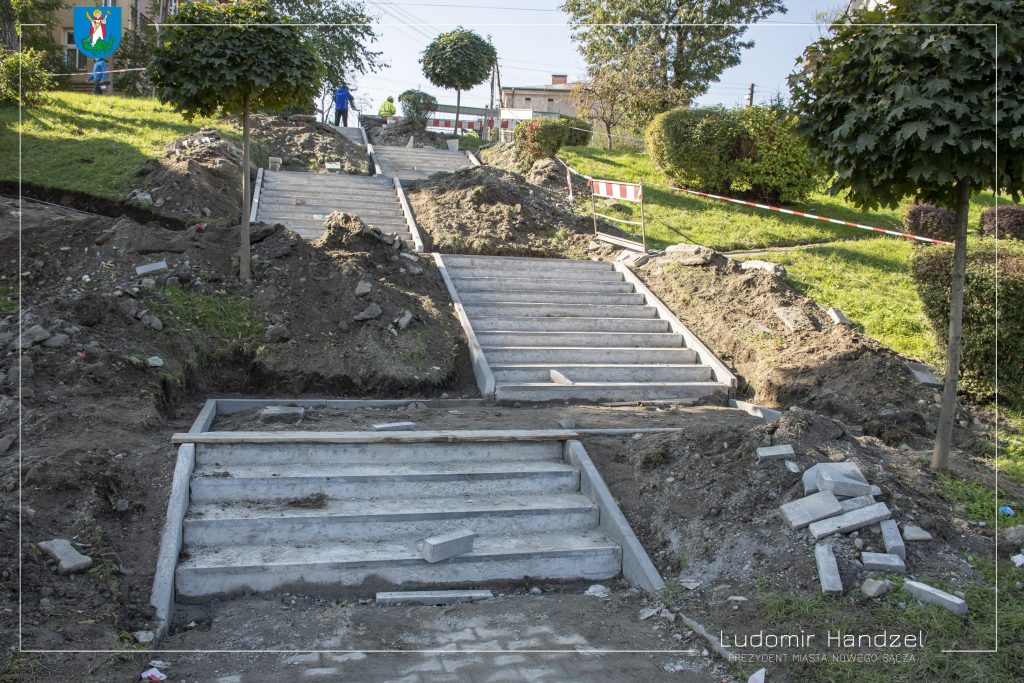 Nowy Sącz. Trwa remont schodów łączących Bulwar Narwiku z ul. Matejki