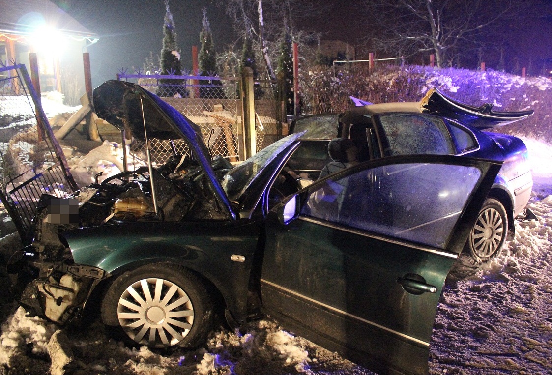 Zmiażdżony samochód, który uderzył w ogrodzenie - fot. KMP Nowy Sącz