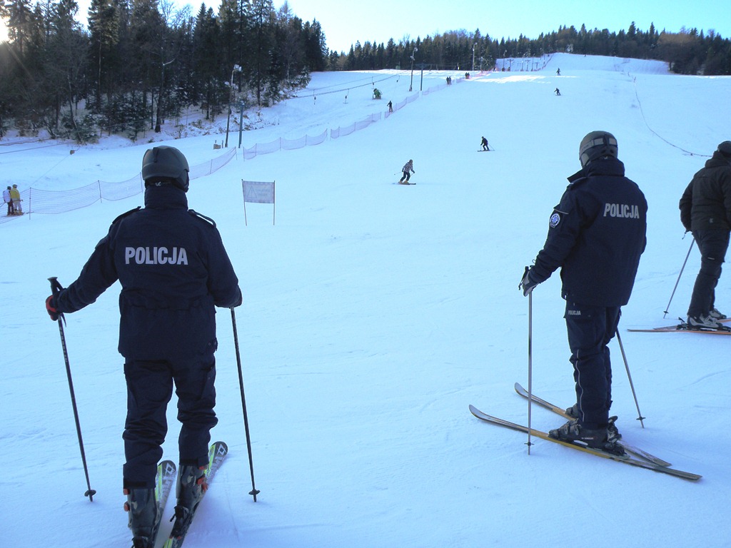 policjantka w patrolu narciarskim - fot. KMP Nowy Sącz