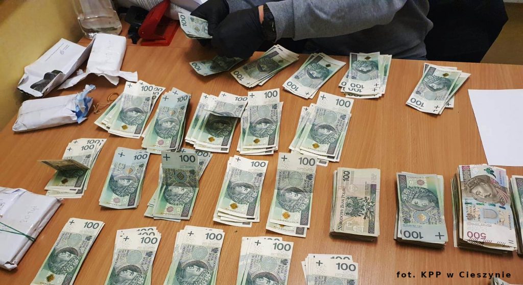 Policjanci odzyskali 100 tysięcy złotych wyłudzone od mieszkanki Nowego Sącza