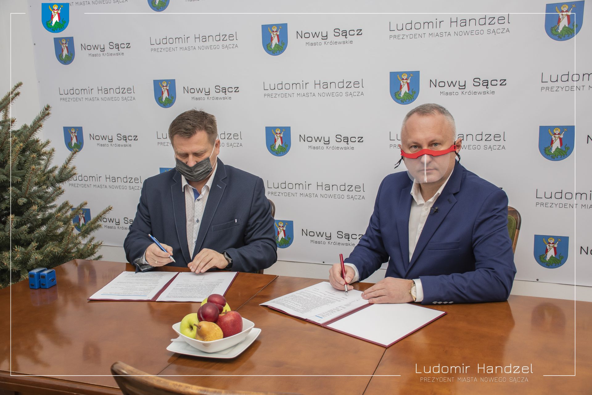 Podpisanie umowy na remont ul. Młodzieżowej i Racławickiej - fot. UMNS
