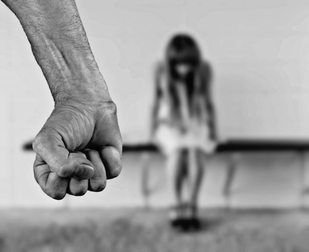 Przemoc w rodzinie – jak można się przed nią chronić prawnie?
